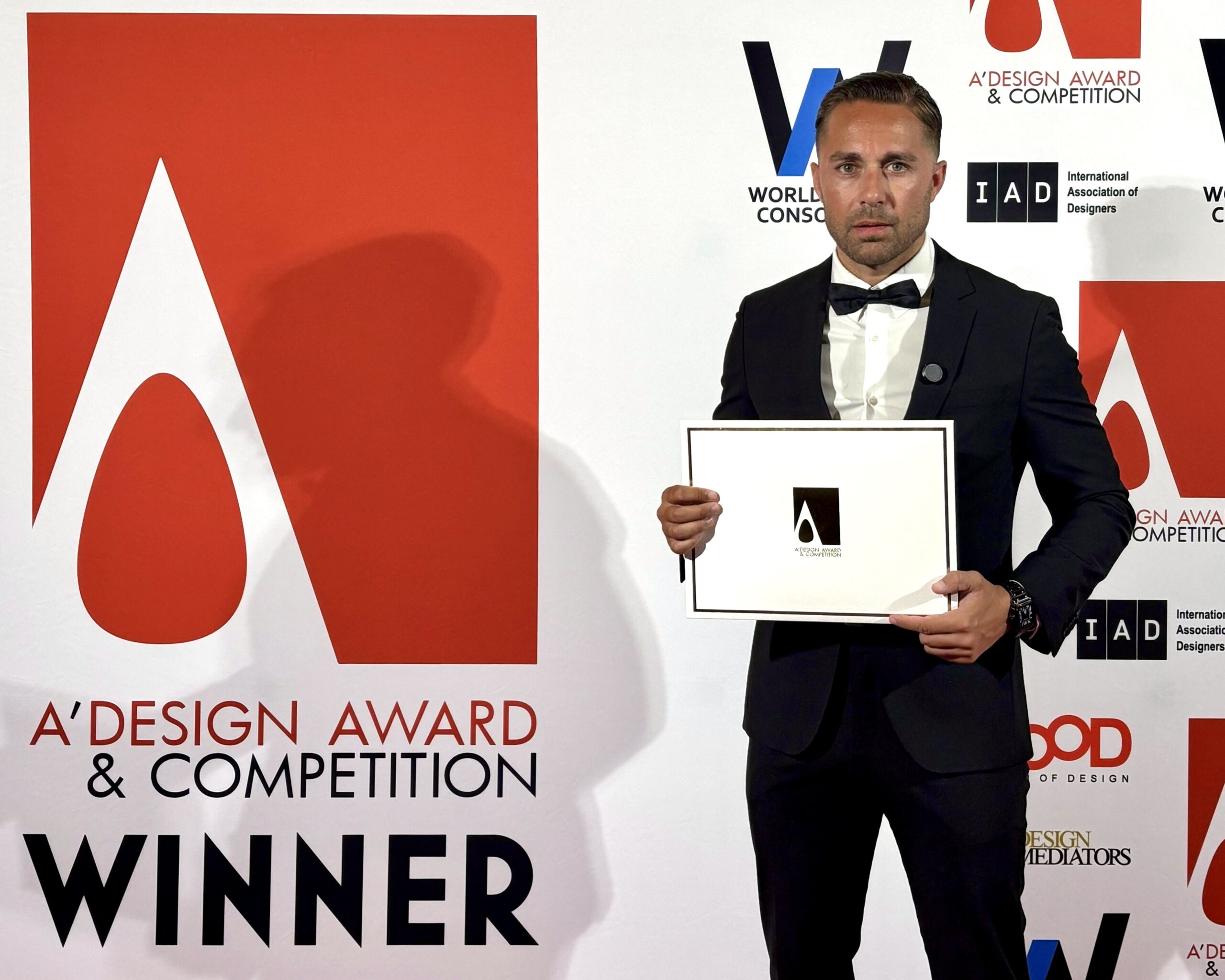 Minimal Studio – A Design Awards David Martinez Jofre de Minimal Studio recibiendo el premio A' Design Awards