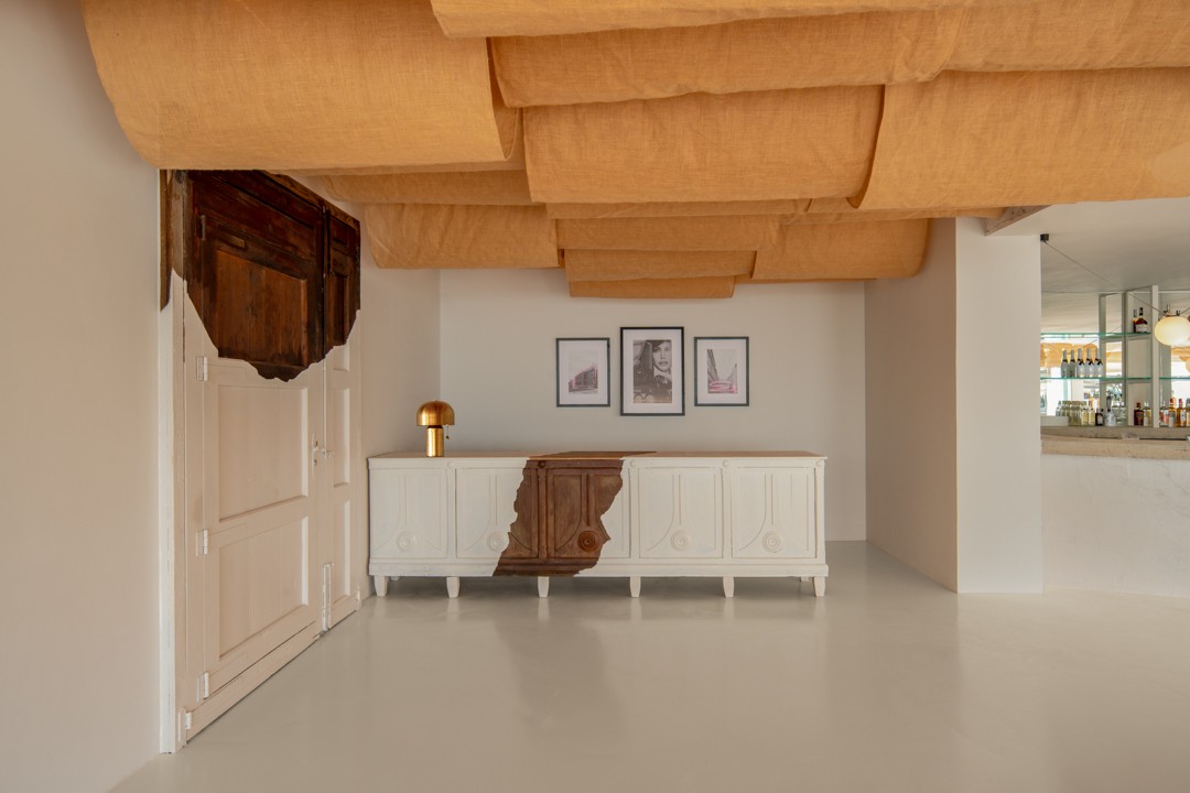 Numa Beach Interior de un restaurante mediterráneo con diseño minimalista, techos decorados con telas onduladas